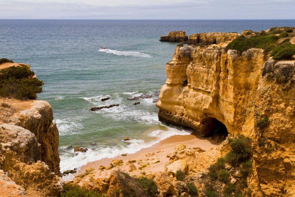 Albufeira et ses criques de sable doré, à découvrir lors de votre road trip - SIXT