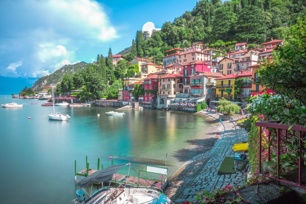 Profitez de la douceur de Varenna pendant votre road trip au lac de Côme - SIXT