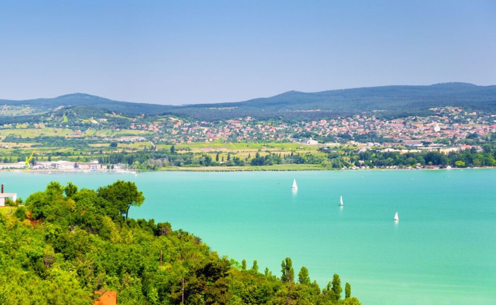 On se la coule douce sur le lac Balaton pendant un road trip en Hongrie - SIXT