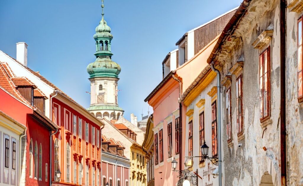 Régalez-vous de l’ambiance médiévale de Sopron pendant votre séjour en Hongrie ! - SIXT