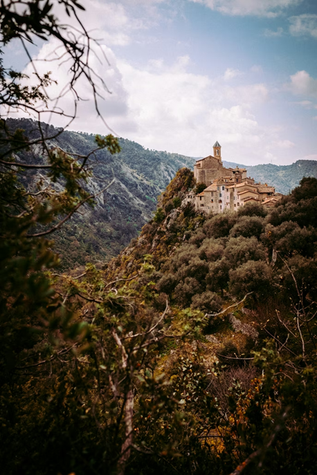 bâtiment en béton brun sur la montagne