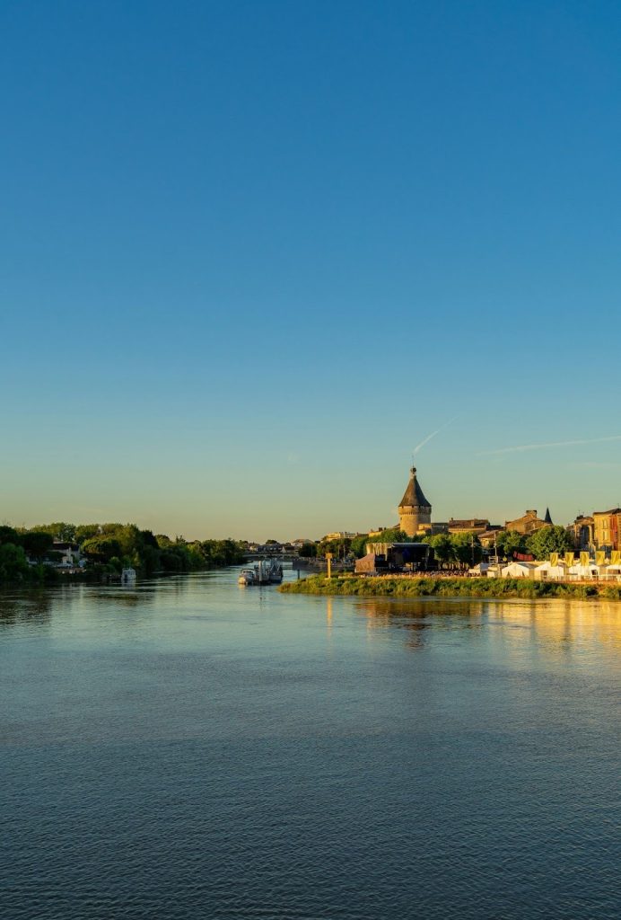 la-rivière-traverse-une-ville-avec-une-tour-conique