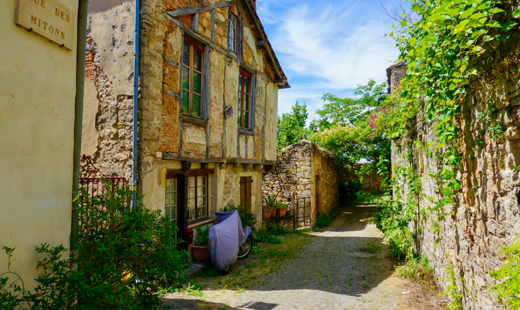 vieille maison dans un village français