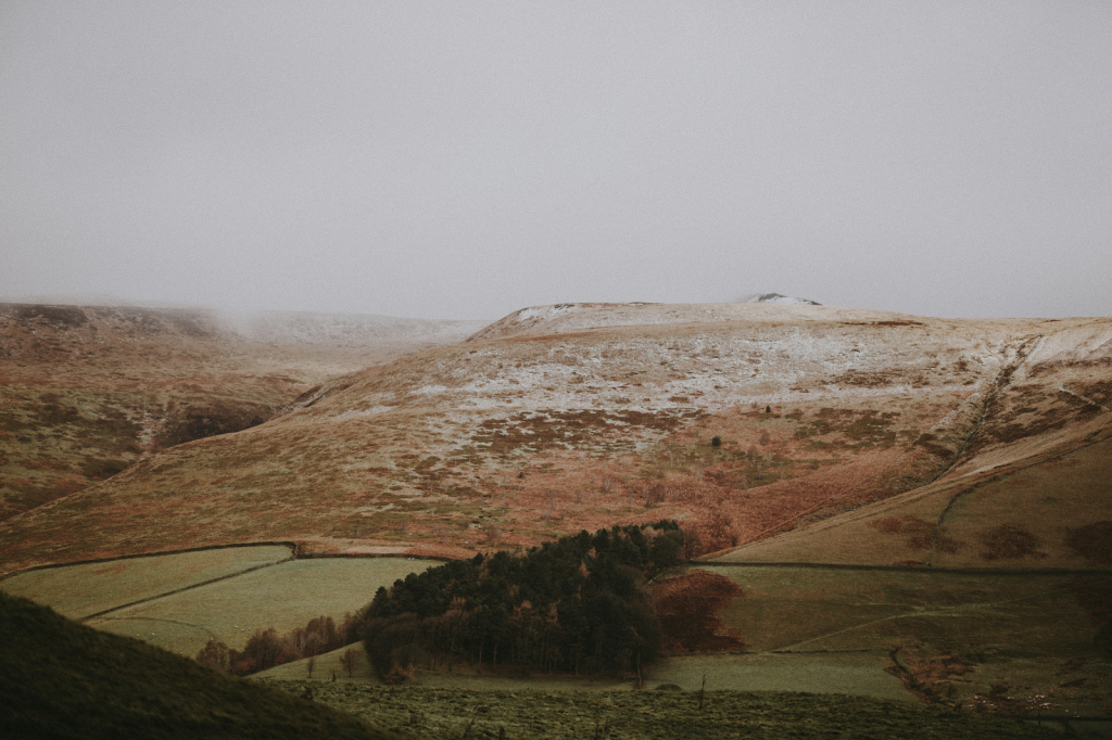 une colline enneigee a cote dune foret