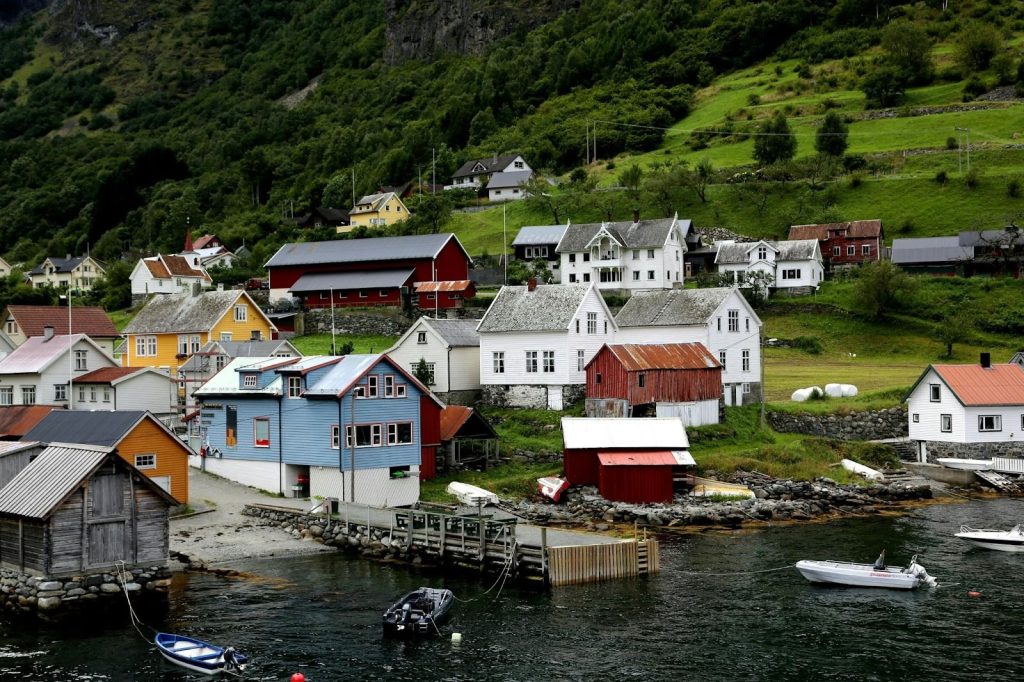 village-près-d'un-plan-d'eau